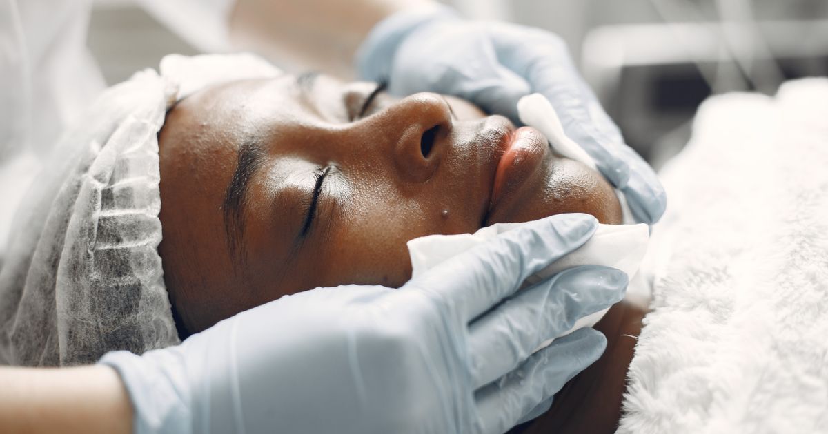 Mulher recebendo tratamento facial de radiofrequência em clínica de estética