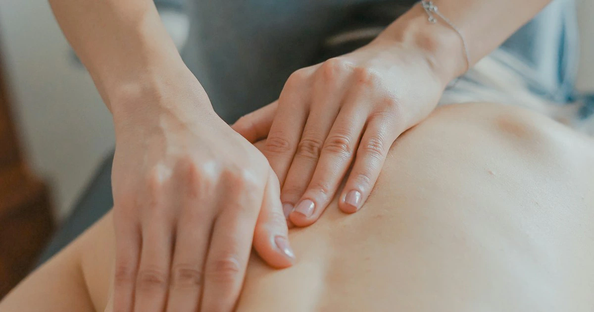 Mulher relaxando durante procedimento estético em clínica moderna